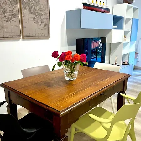 아파트 Trilocale,terrazzo,posto Auto Privato,box,wifi *